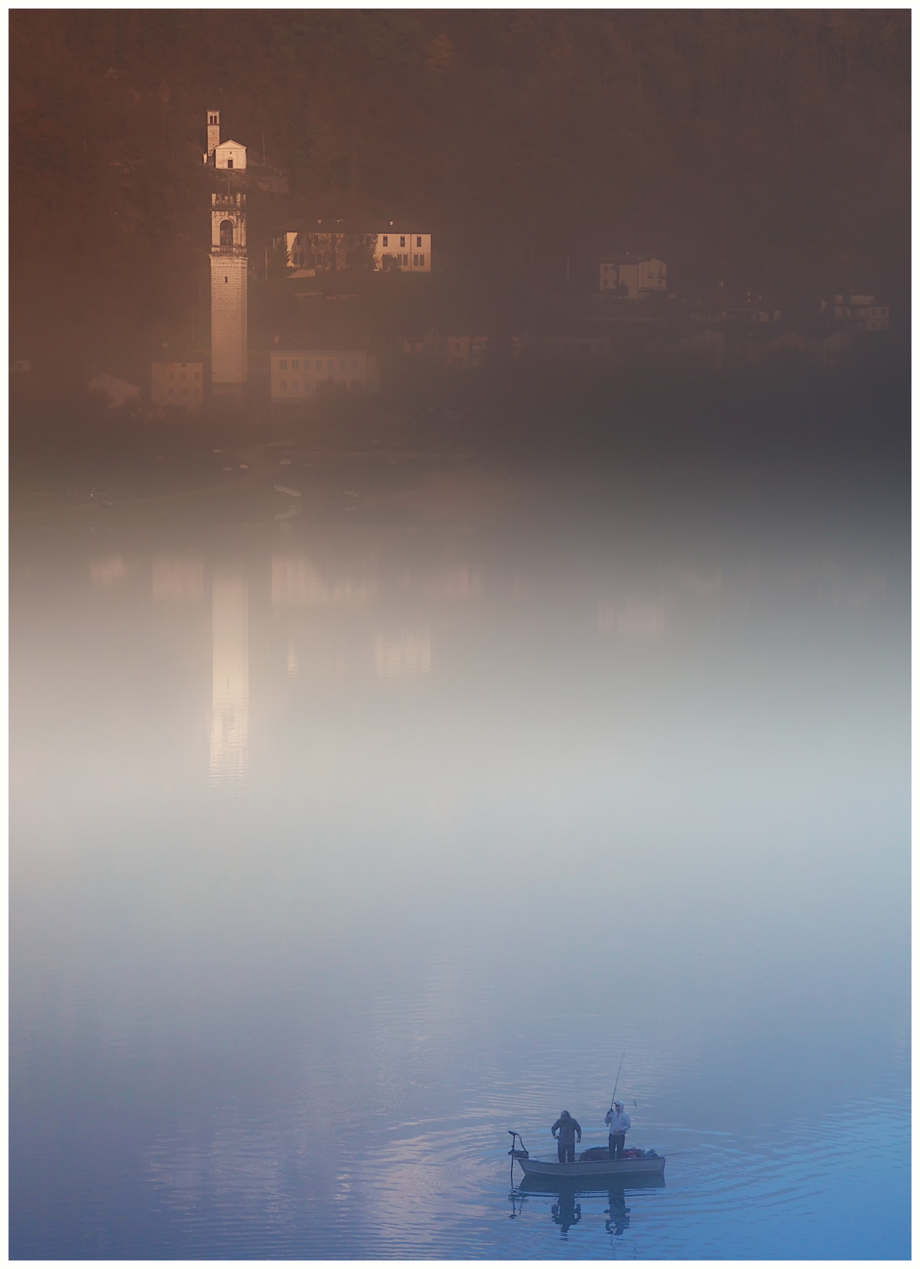 A pesca nell'alba nebbiosa