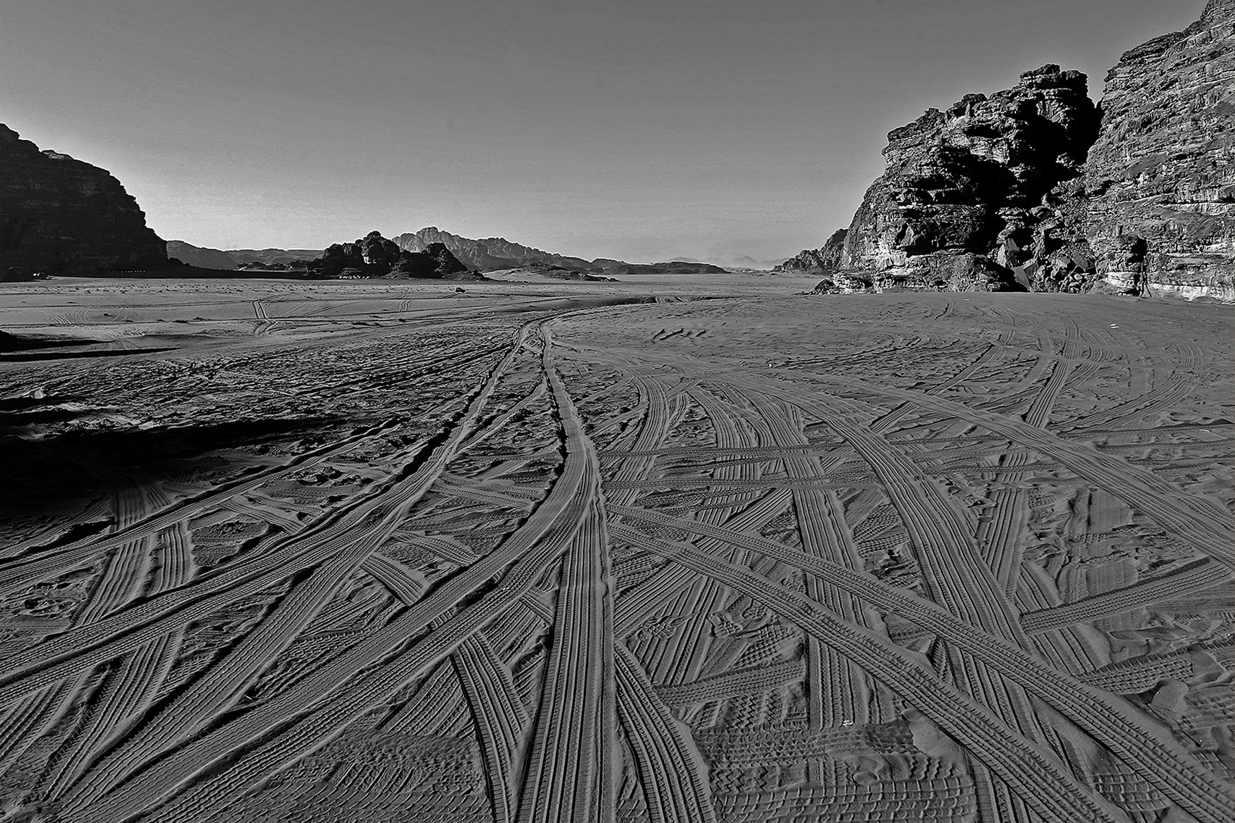 Ruote di Jeep nel deserto