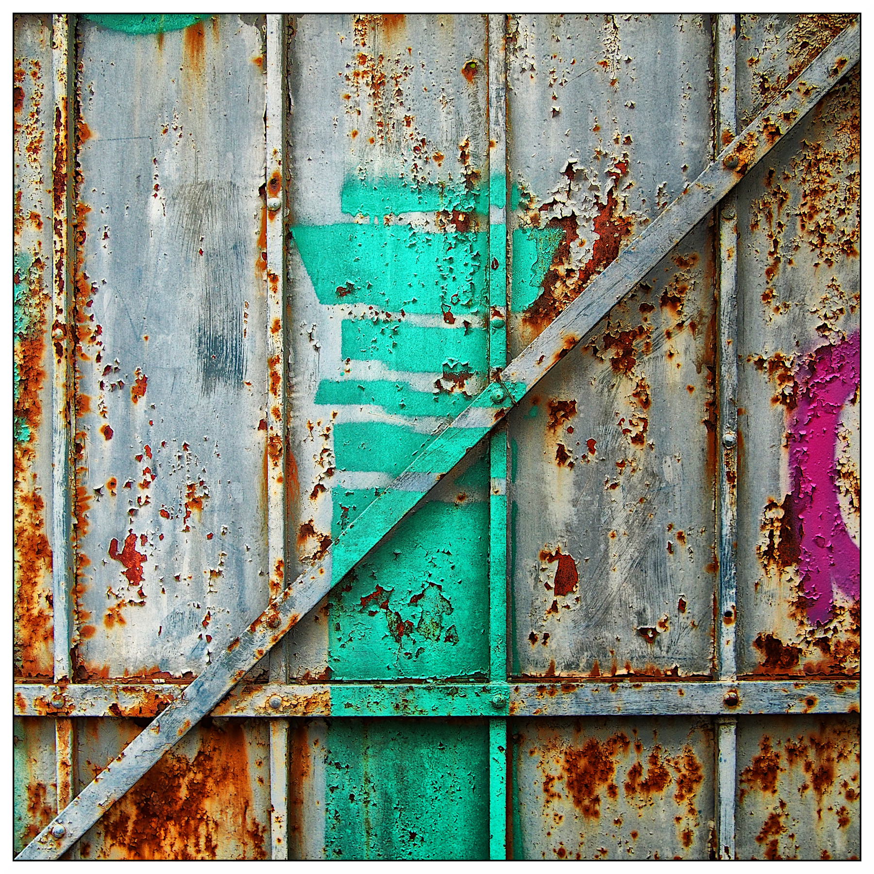 Scrostature di ruggine su vecchio portone