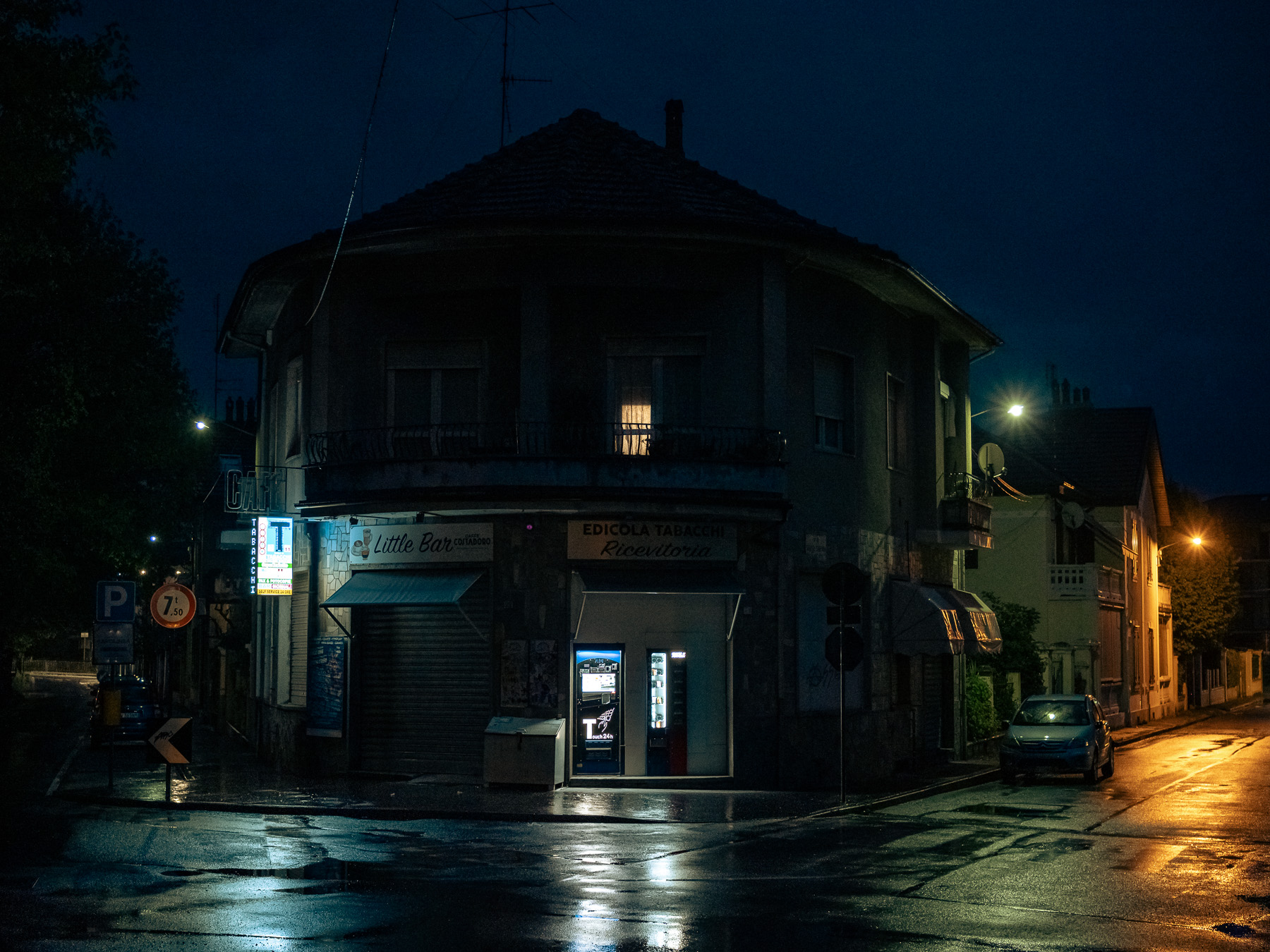 The tobacconist in the darkness