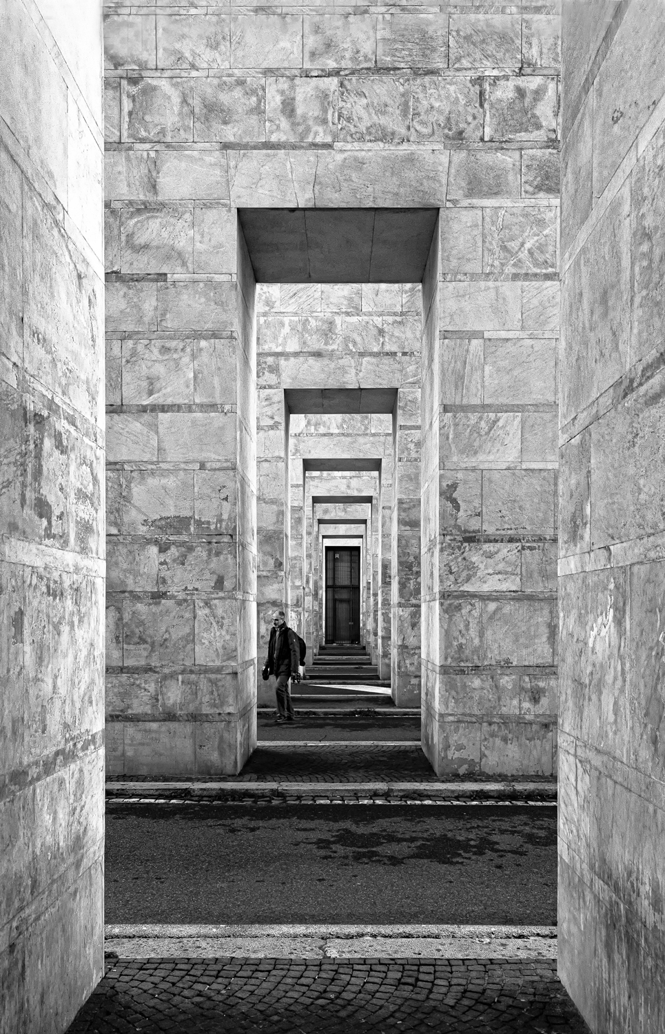 Fra i marmi  dell'EUR