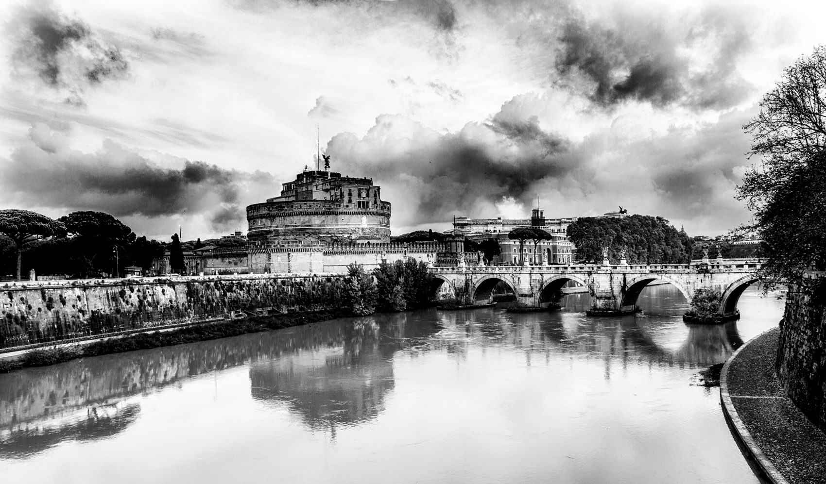 Rischio " bomba" sopra...l'angelo