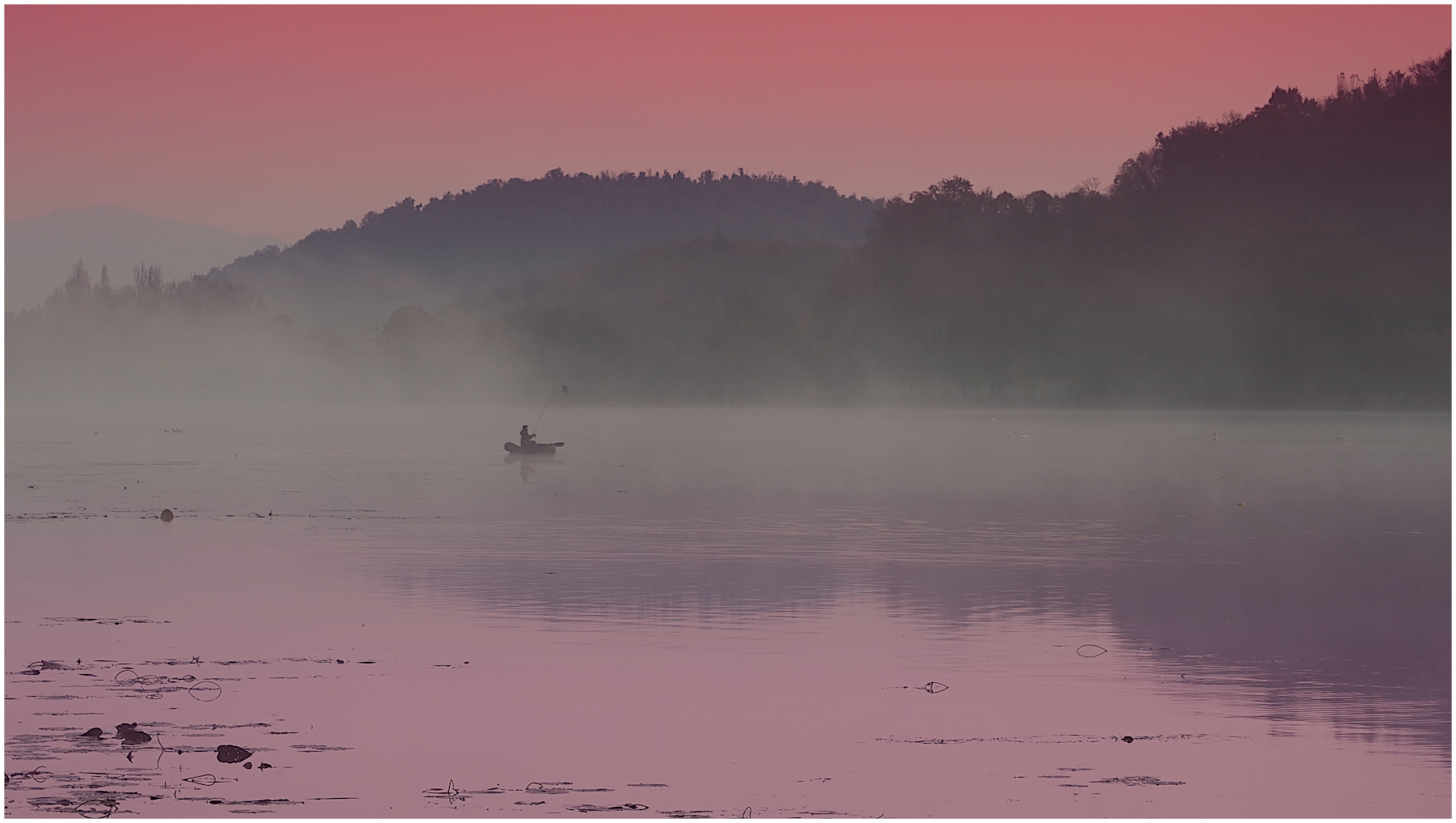 micro pescatore nell'alba lacustre