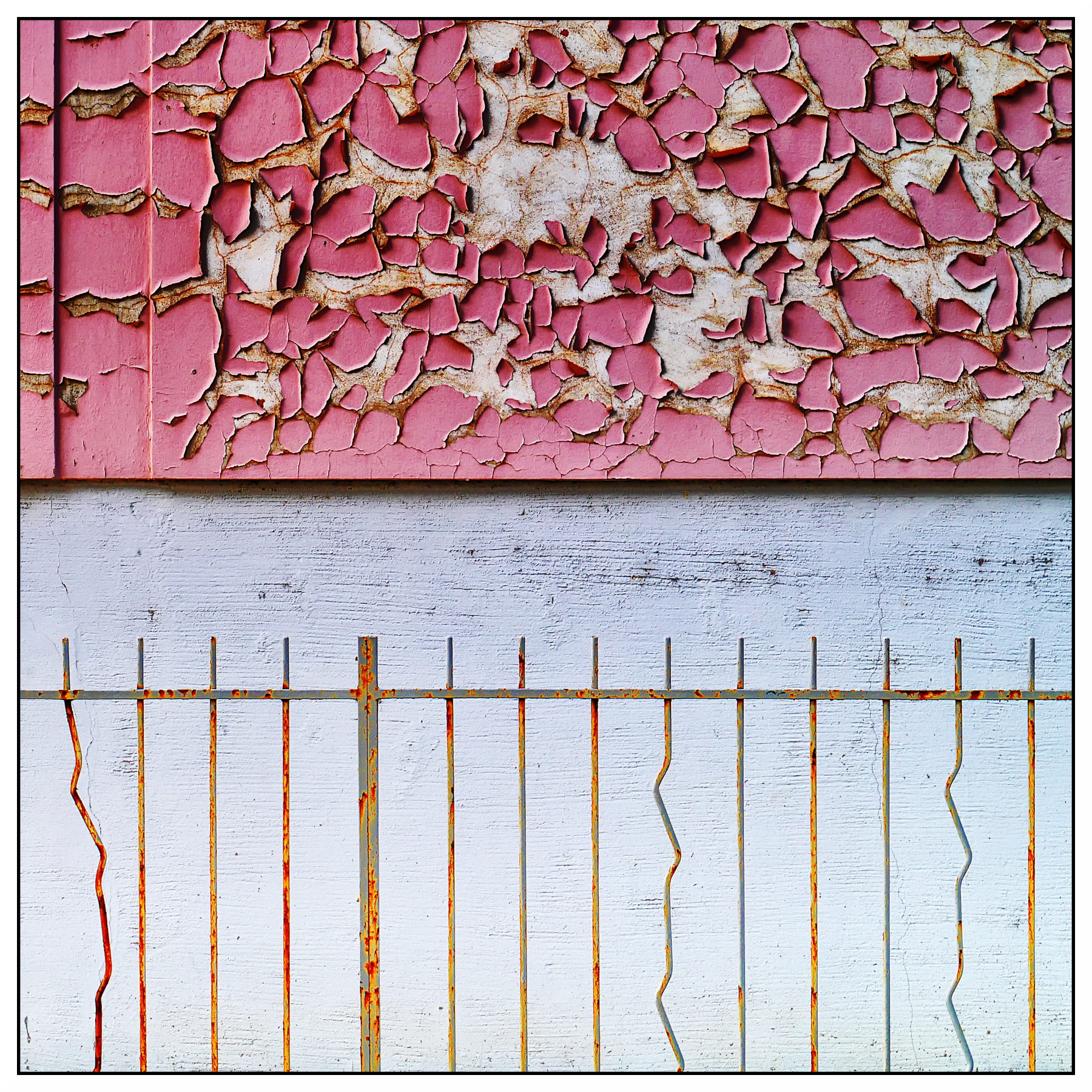 Muro scrostato con ringhiera