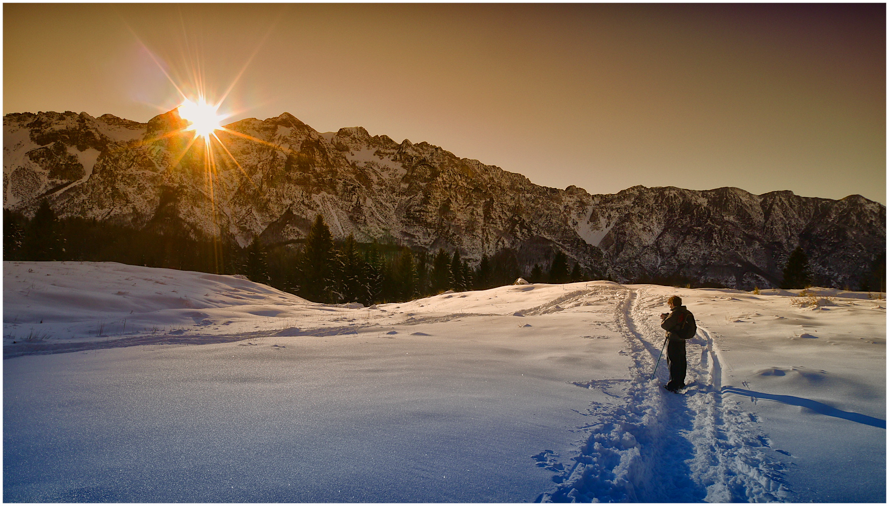controluce spietato al tramonto invernale nell'Alta Vallarsa