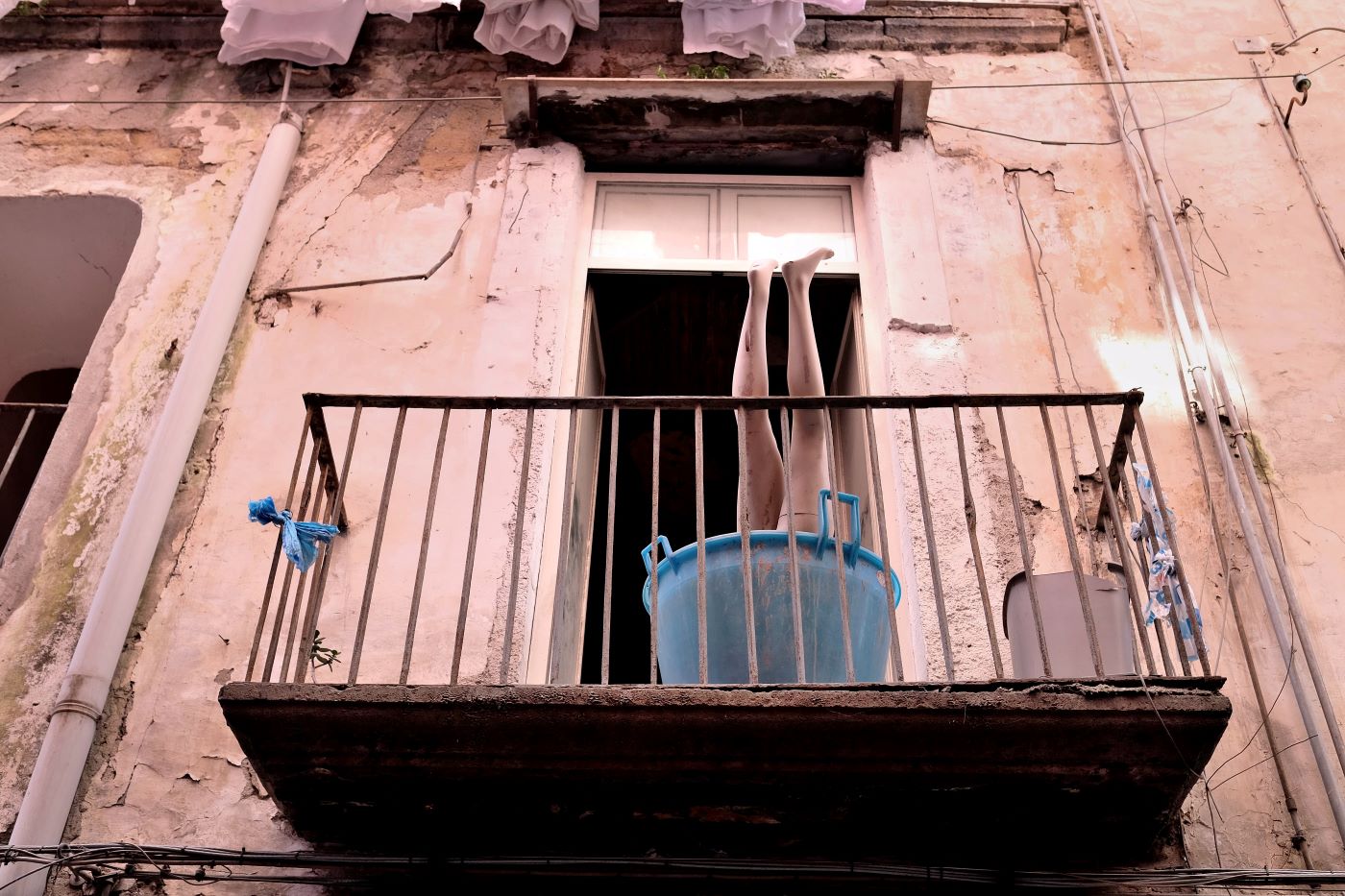 "essere fuori come un balcone"