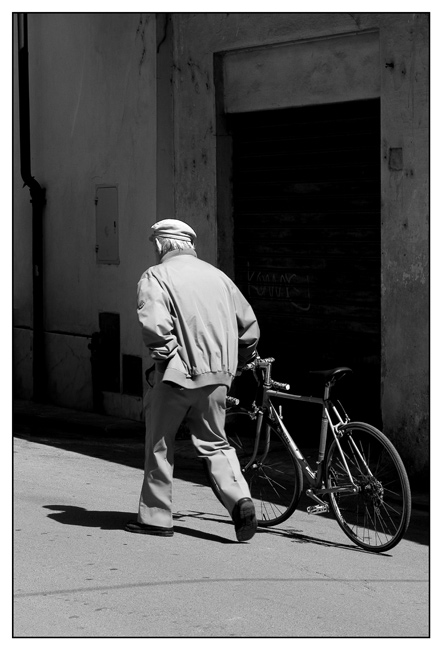 Con La Sua Bicicletta