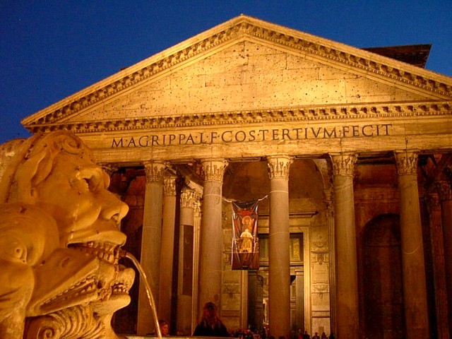 Pantheon di sera