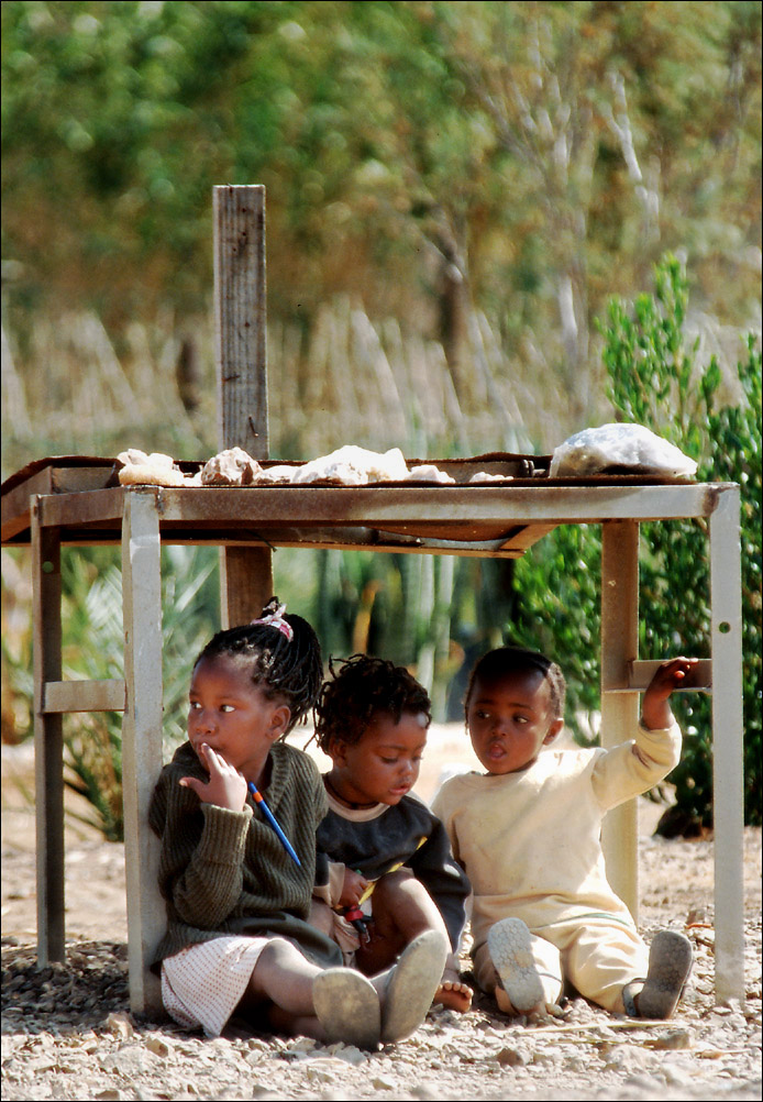 Bambini che vendono pietre.