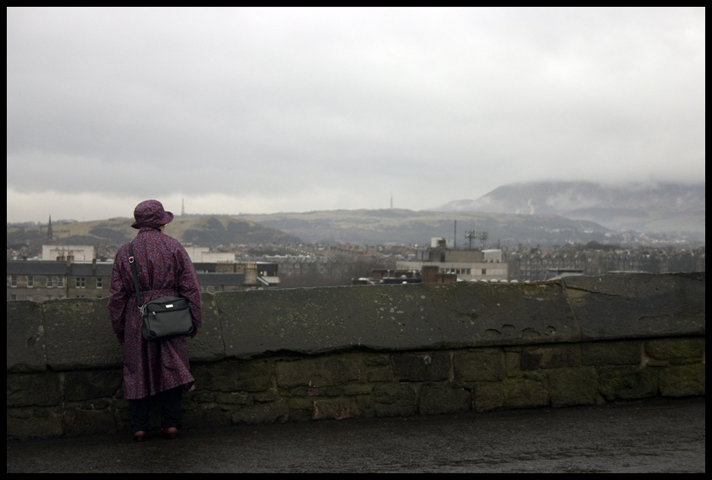 Signora e il panorama Scozzese