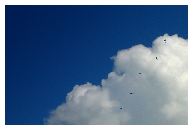 paracaduti in fila per 5