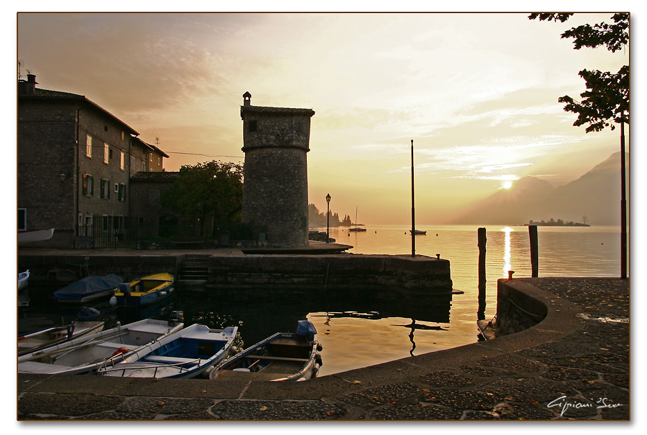 Cassone all'imbrunire. (Lago di Garda)