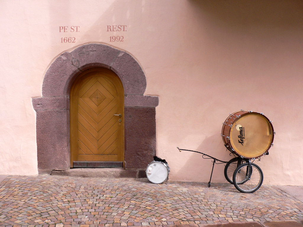 Durante una pausa della banda musicale del paese