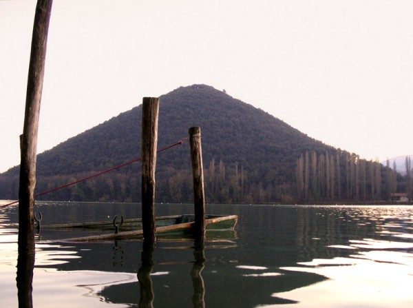 Piediluco riflesso: calma piatta e altre convergenze