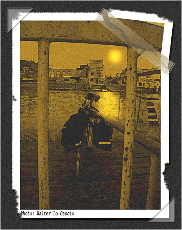 La bicicletta in riva al fiume