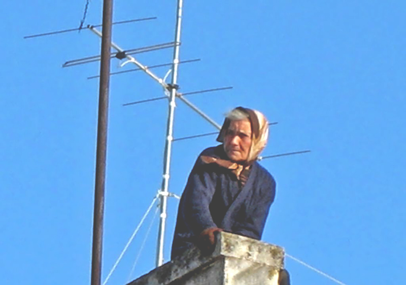 Anziana sul terrazzo.