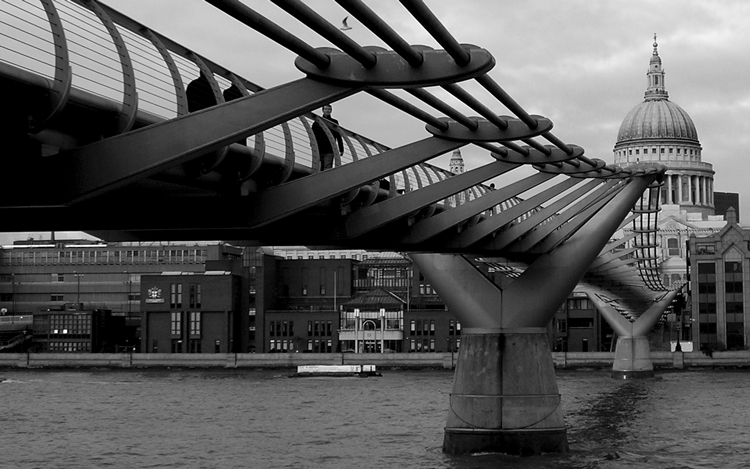 LONDON - MILLENIUM BRIDGE
