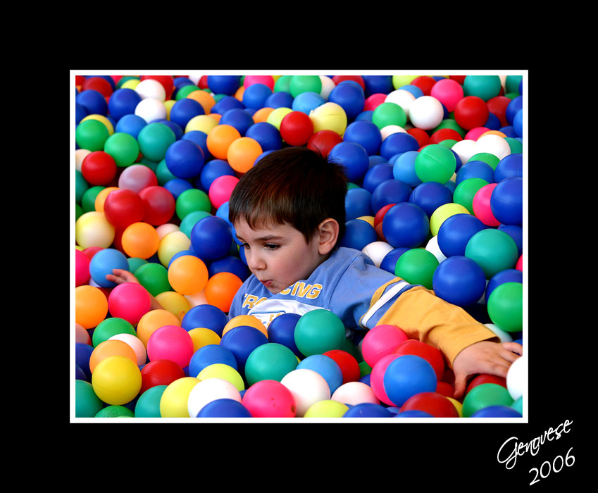 Riccardo immerso nelle palline