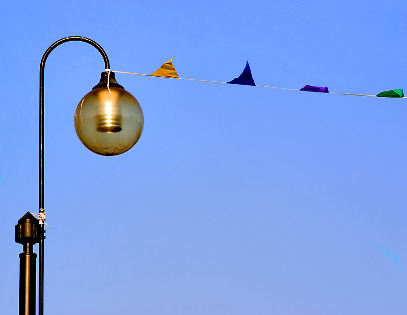 Lampione e bandierine.