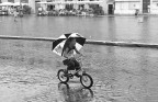 Felice sotto la pioggia Felice sotto la pioggia