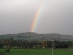 Foto NON rielaborata. Lo scatto risale a qualche mese fa ed � stato fatto con una Olympus C5050 Zoom. Sembra che l'arcobaleno stia uscendo dall'interno della collina...