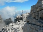 Questa � la vetta del Campanil Basso (2883 m) nel gruppo del Brenta, raggiungibile dopo 3 ore e mezza di arrampicata.
Nikon Coolpix 7900 in modalit� automatica.
Tempo bello ma freddo e ventoso...