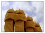 Casa mil�, nota con il nome di la Pedrera (o Pedreira) e progettata da Gaud�. Credo sia il tetto pi� fotografato di Barcellona con questi camini simili a guerrieri.