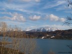Paesaggio montano con lago Paesaggio montano con lago