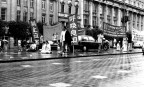 una meditazione di protesta ad O' Connell Street, Dublino. 
Questi ragazzi protestavano meditando, nonostante la pioggia, contro il partito comunista cinese dal quale non gli � concesso uscire.