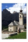 la chiesa di Colfosco con vista sul Sella la chiesa di Colfosco con vista sul Sella