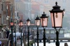 Ad un paio di settimane dallo scatto, mi domando perch� questi lampioni mi fanno sentire Venezia tanto "calda" ed accogliente, lontana dallo stereotipo da cartolina.