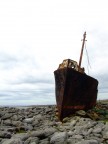 A inish oir, la pi� piccola delle isole aran (tanto per cambiare). E' il relitto di una nave affondata nel mezzo di una tempesta negli anni 60. I locali ne sono molto orgogliosi perch� riuscirono a salvare tutti i passeggeri, quindi l'hanno portata sopra la linea di marea e tutti quelli che possiedono una foto dell'apparentemente impossibile salvataggio la espongono, proud to be irish..