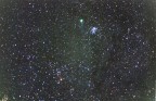 Costellazione del toro con Cometa 2004 Q2/Macholz in congiunzione con l'ammasso aperto delle pleiadi (M45)
La stella rossa in basso � Aldebaran (Alpha taurii), intorno ad esso son visibili le iadi