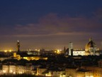 Questa immagine catturata all'alba dal piazzale michelangelo di Firenze, ritrae lo spettacolo dei colori notturni assieme a quella poca luce albeggiante.
Commenti, critiche ben accetti.