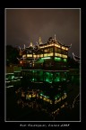 Una pagoda illuminata nella citt� vecchia.
[Shanghai, Cina - 20 agosto 2005]