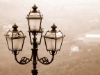 lampione su valle e foschia lampione su valle e foschia