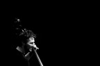 un taglio diverso al contrabbasista in B/W