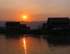 tramonto sul lago inle