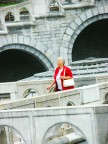 Lourdes: la signora in rosso. Lourdes: la signora in rosso.