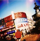 Piccadilly Circus ripresa con una HOLGA 120N e crossprocessata.