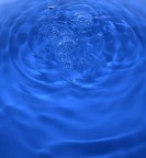 La mia prima cattura di una goccia che cade nell'acqua!  (Digimax 201)