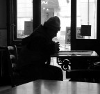 Seduti a un bar, U. mi chiede di passargli la macchina ...