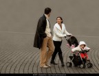 La fotografia � stata scattata con una macchina fotografica digitale. In un secondo momento � stata ritoccata a computer aumentando il contrasto, regolando la colorazione e togliendo le imperfezioni.

Soggetto: Famiglia a passeggio - Piazza San Pietro - Citt� del Vaticano - Roma

Tecnologia: Nikon Coolpix L5 e Adobe Photoshop
