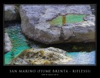 Alcuni riflessi colorati nell'acqua ferma lungo le sponde del fiume Brenta in localit� San Marino (Valsugana)