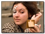 Il trucco prima dello spettacolo. Il trucco prima dello spettacolo.