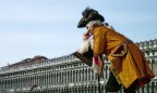 Invio una serie di foto del carnevale di venezia.
Alcune sono modificate con Photoshop, vorrei un vostro parere perch devo stamparle per incorniciarle e metterle in una parete a casa. Spero che qualche buon fotografo e qualche mago del PS mi aiutino.
Ah, come le incorniciereste?