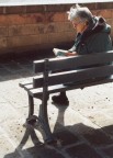 Passeggiavo per Bosa lungo il fiume e vidi questa cara signora seduta in panchina intenta nella lettura del vangelo e baciata dal sole serale. Avevo al collo la mia vecchia Leica M3 con Summicron M-50 munita di pellicola negativa colore Kodak Gold 100, prendo l'esposizione con il Gossen Profisix sul viso e uso 1/125 a f/8 e via con un sussurro...clik!