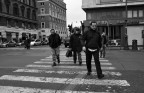 Sguardo basso.......passo veloce Sguardo basso.......passo veloce