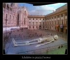 Scheletro in piazza Duomo