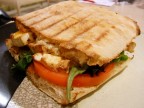 Panino con tofu, lattuga e pomodoro.
